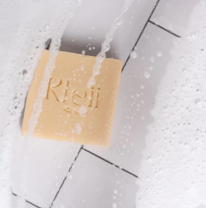 Kleii bar under a soothing rinse